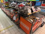 un caddie au milieu d'un supermarché