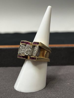 une image représentant une bague sertie de diamants et de rubis