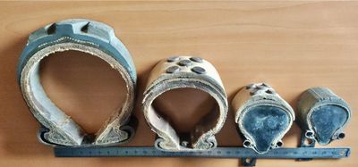 quatre paires de chaussures sur une étagère, à côté d'une règle