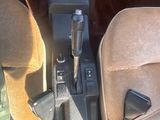 un gros plan de l'intérieur d'une voiture avec un levier de vitesses