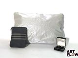 une bague dans un écrin et un coussin sur fond blanc