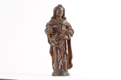 statue en bois représentant une femme tenant un enfant dans ses bras, sur fond blanc