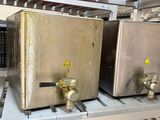 deux machines posées sur une étagère dans une pièce