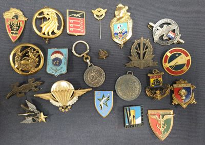 de nombreux types de badges différents sur un fond noir
