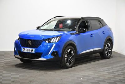 un SUV bleu garé sur un sol à carreaux dans une pièce
