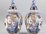 paire de vases chinois avec des oiseaux et des fleurs peints dessus