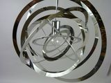 une sculpture métallique qui ressemble à une spirale