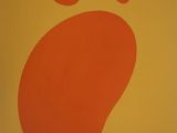 une photo d'une empreinte de pied orange sur un mur jaune