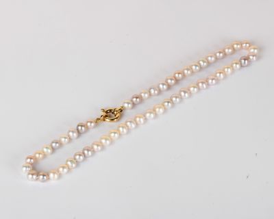 gros plan d'un collier de perles blanches sur une surface blanche
