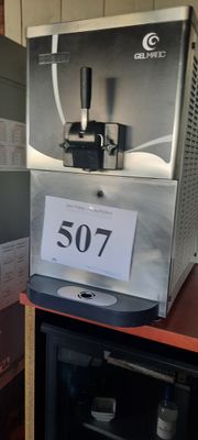 une machine posée sur une table