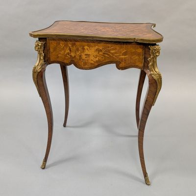 TABLE d'APPOINT en placage de palissandre et marqueterie de bois clair - Photo 1