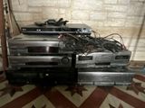 tout un tas d'appareils électroniques empilés les uns sur les autres