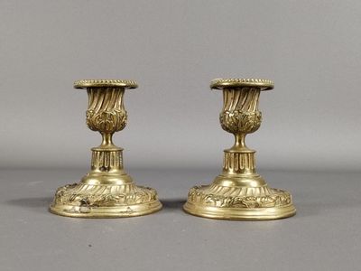 paire de chandeliers anciens en laiton sur fond gris