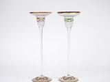 une paire de coupes à champagne aux bords dorés sur fond blanc