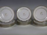 trois assiettes aux bords dorés sont empilées les unes sur les autres