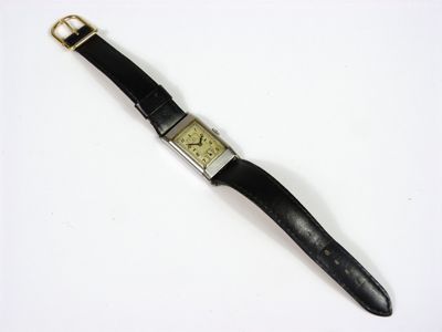 une photo d'une montre-bracelet avec un bracelet en cuir noir
