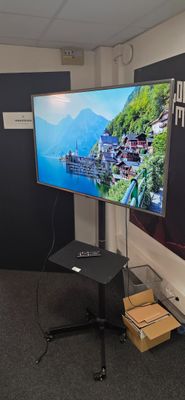 un grand téléviseur à écran plat posé sur un meuble dans une pièce