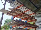 une grande pile de bois posée sur une palette dans un entrepôt