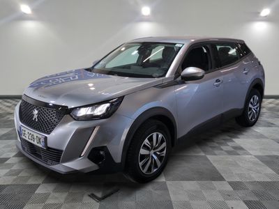 la voiture argentée est garée sur le sol à carreaux d'une pièce