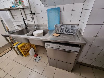 une cuisine équipée d'un évier, d'un lave-vaisselle et d'un lave-vaisselle