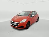 Une voiture rouge est garée dans une pièce blanche