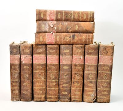 plusieurs vieux livres empilés sur une surface blanche