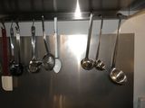 accrocher des casseroles et des poêles au mur dans une cuisine