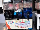 une machine posée sur un comptoir