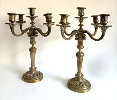 * Paire de chandeliers en bronze doré à cinq lumières, le fû…