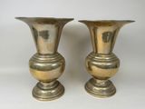 deux vases en argent posés sur une table