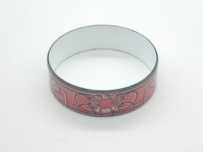 gros plan d'un bracelet sur une surface blanche