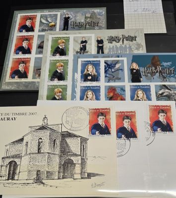plein de timbres posés sur une table avec une image d'Harry Potter