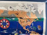 une carte du monde accrochée au mur d'une pièce