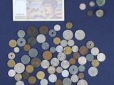 beaucoup de pièces posées sur une table bleue