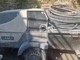 un camion équipé d'un tuyau à l'arrière