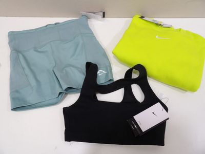 deux paires de brassières de sport et un short