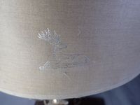 Lampe à décor de cerf en laiton socle bois, édition pour les… (photo 5)