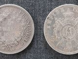 deux pièces d'argent, l'une ornée d'une couronne et l'autre d'un blason
