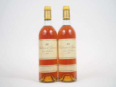 deux bouteilles de whisky posées l'une à côté de l'autre sur une surface blanche