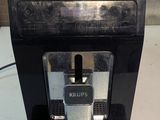 une cafetière posée sur une table