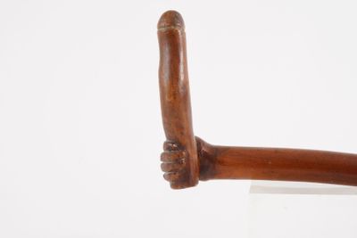 une image montrant un gros plan d'un objet en bois posé sur une surface blanche