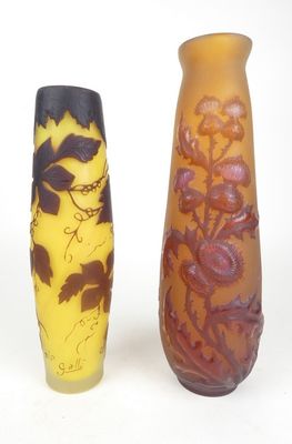 deux vases posés l'un à côté de l'autre sur une surface blanche
