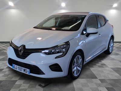 la voiture blanche est garée sur le sol à carreaux d'un garage