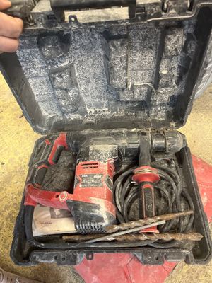 une personne tenant un outil dans une boîte à outils
