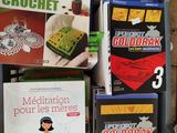 beaucoup de livres sur l'étagère de la pièce