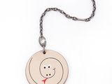 une photo d'un collier orné d'un smiley