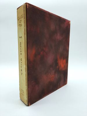 un vieux livre à la couverture brune posé sur une surface blanche