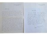 un livre ouvert contenant une lettre manuscrite et la photo d'un chat