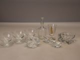beaucoup de verres et une bouteille sur la table