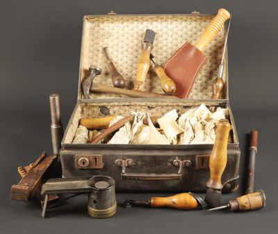 une valise contenant des outils, posée sur une table